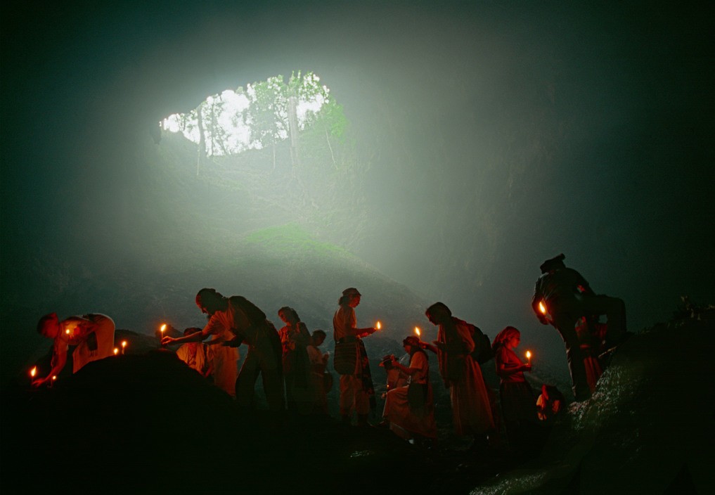 Церемония майя в пещере Чикой близ Кобана, празднование Нового года, Гватемала, 1997 год. Фотограф Томаса Хёпкер