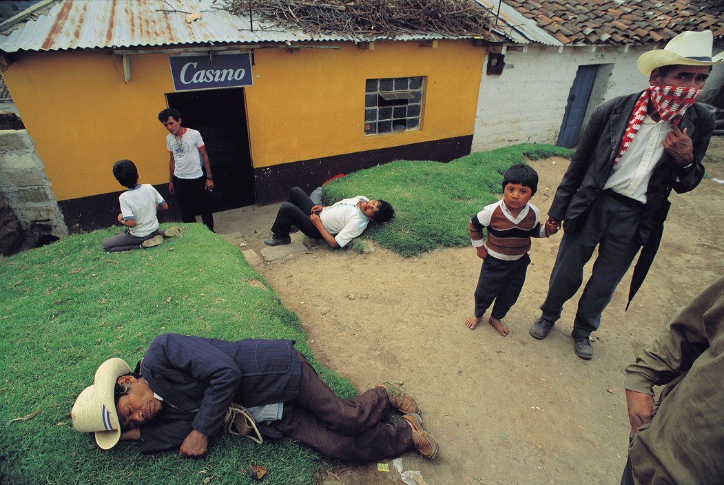 Базарный день, пьяные мужчины перед винной лавкой. Сан-Франциско Эль-Альто, Гватемала. Фотограф Томаса Хёпкер