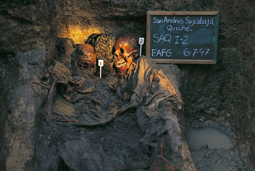Два скелета жертв войны майя в братской могиле, церковь Андреса, в которой судебные антропологи эксгумируют останки жертв войны. Сан-Андрес, Гватемала, 1997 год. Фотограф Томас Хёпкер