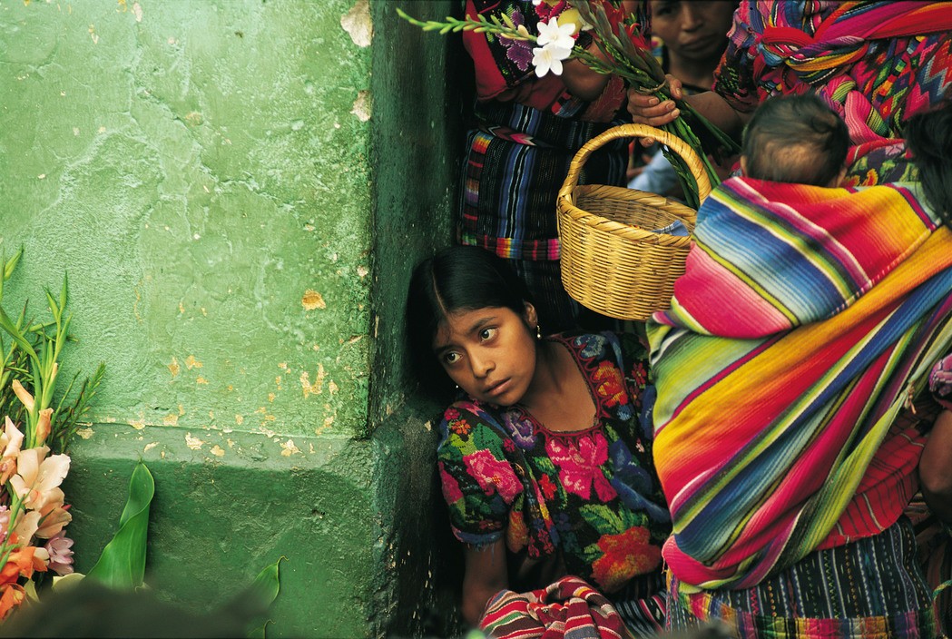 Девушка на цветочном и фруктовом рынке, Мексика, 1991 год. Фотограф Томас Хёпкер