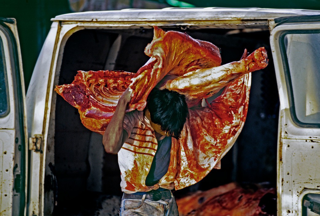 Человек, несущий мясо, Антигуа-Гуатемала, 1991 год. Фотограф Томас Хёпкер