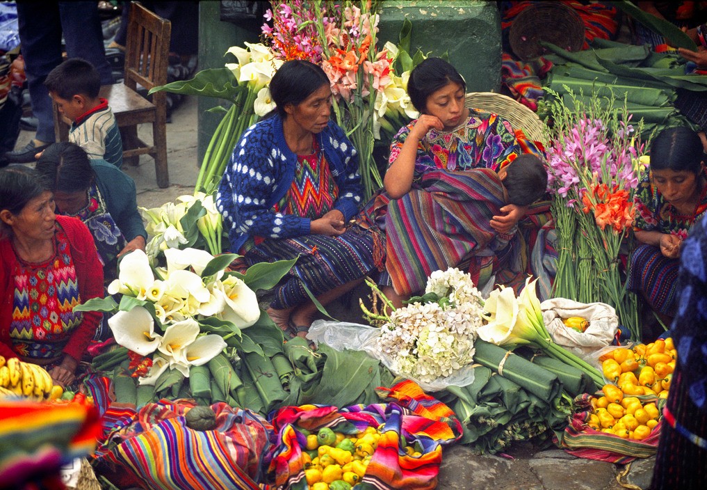 Цветочный рынок на ступенях церкви Санто-Томас. Чичикастенанго, Гватемала. Фотограф Томас Хёпкер