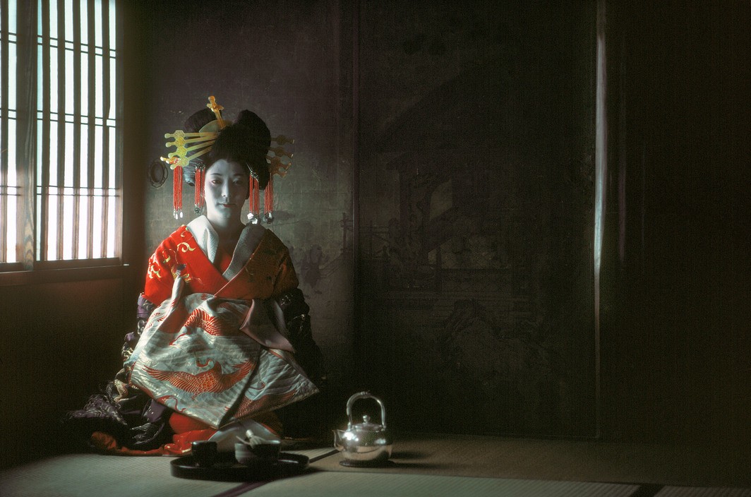 Гейша в традиционном платье в чайном домике 17 века. Киото, Япония. Фотограф Томас Хёпкер