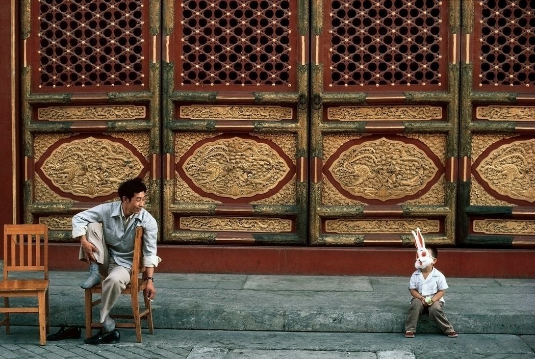 Охранник и ребёнок в маске кролика Банни в Запретном городе, Пекин. Фотограф Томас Хёпкер