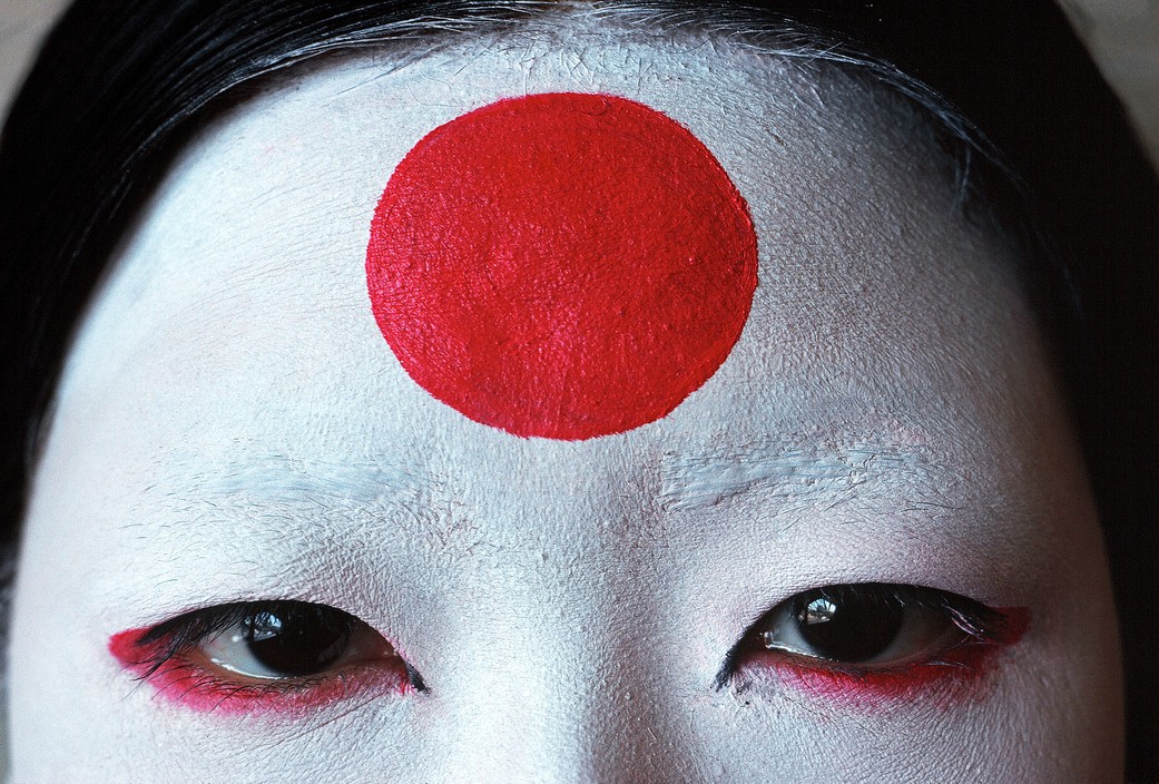Солнце японского флага на лбу девушки, Токио, Япония. Томас Хёпкер