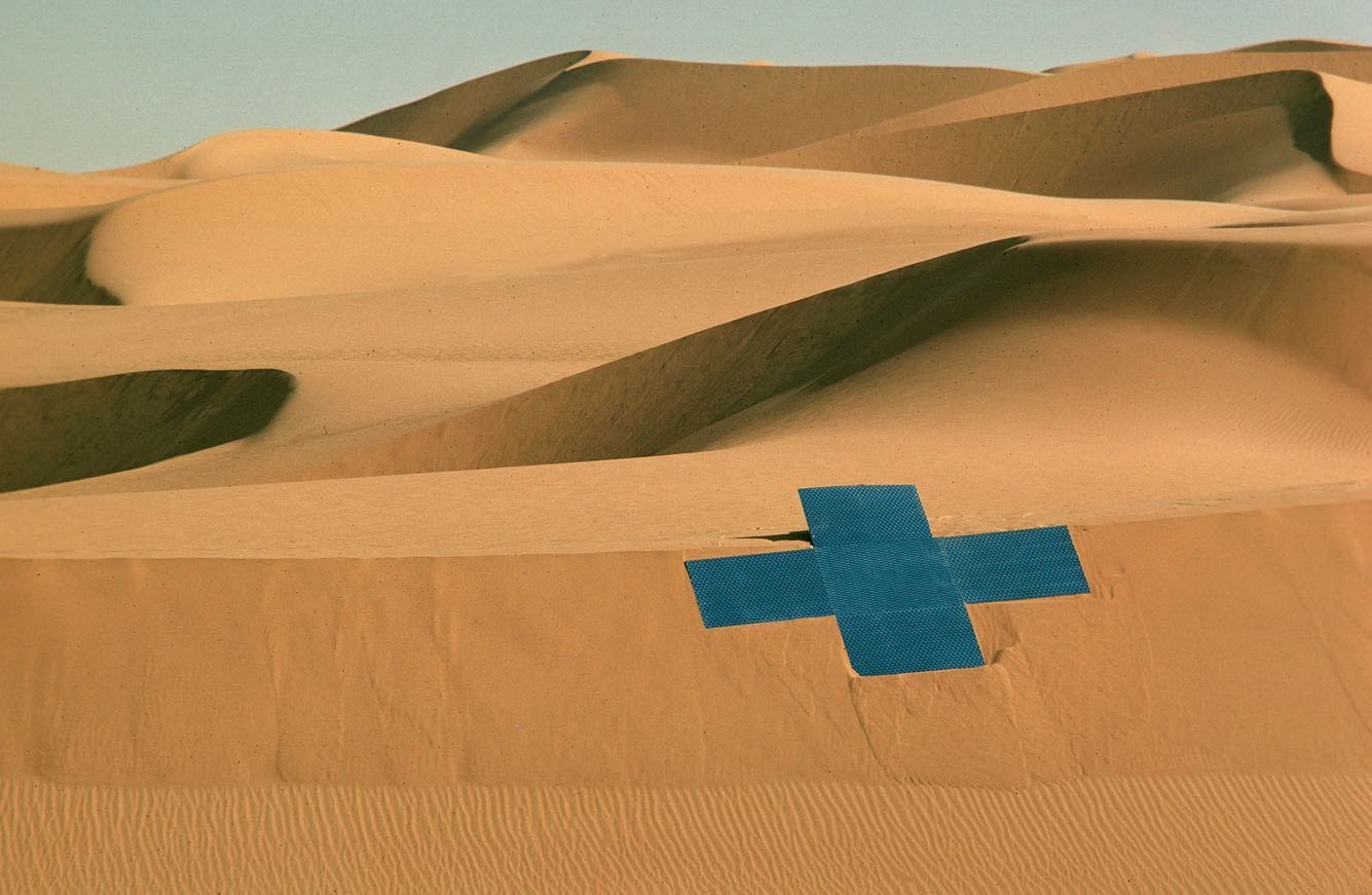 Алжир, песчаные дюны в районе Гранд-Эрг, скульптура Хайнц Мак, крест сделан из листов алюминия, 1976 год. Фотограф Томас Хёпкер