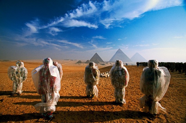 Пирамиды в Гизе с армией «мусорных людей» художника ХА Шульта. Египет. Фотограф Томаса Хёпкер