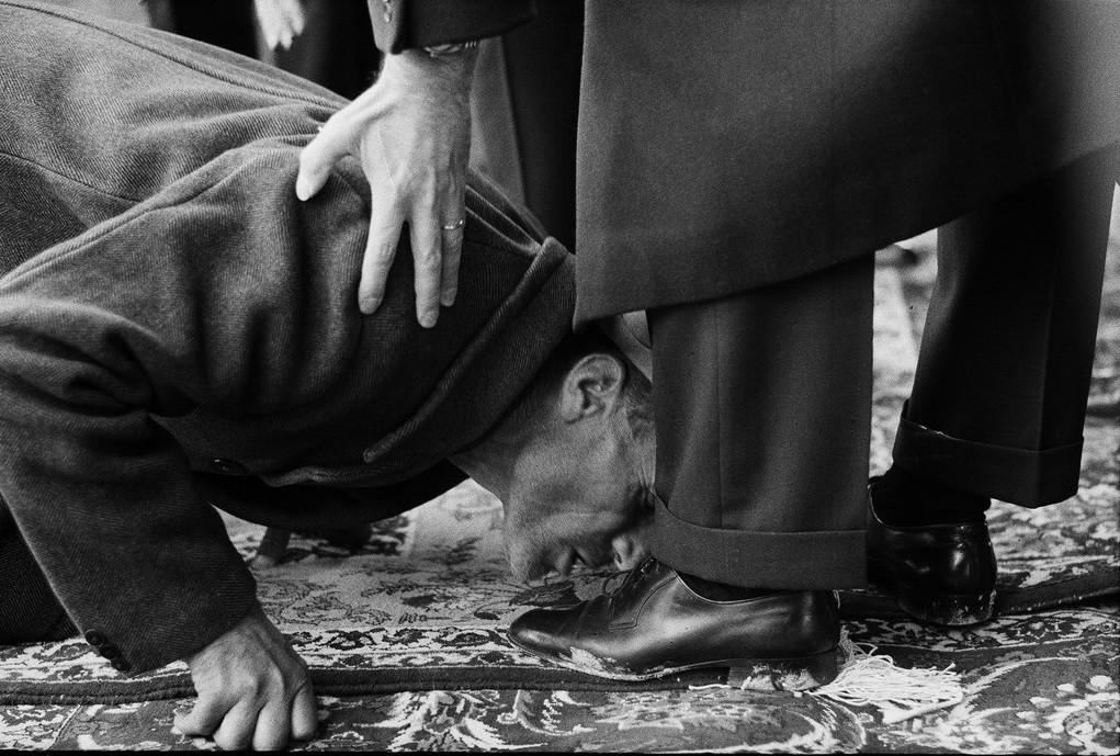 Крестьянин целует ноги Мохаммеда Реза Пехлеви, шаха распределения земельных дел, Исфахан, Иран, 1962 год. Фотограф Томас Хёпкер