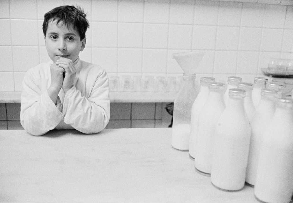 Мальчик в молочном магазине, Неаполь, 1956 год. Фотограф Томас Хёпкер