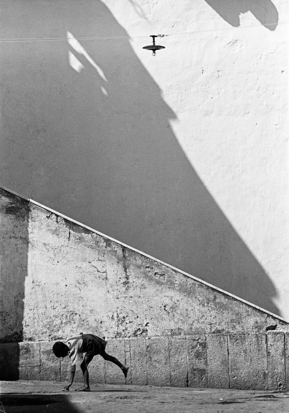 Мальчик, играющий перед стеной, Неаполь, 1956 год. Фотограф Томас Хёпкер