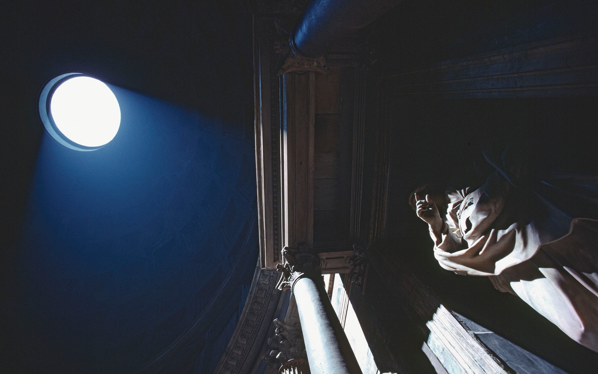 Внутри Пантеона, Рим, Италия, 1984 год. Фотограф Томас Хёпкер