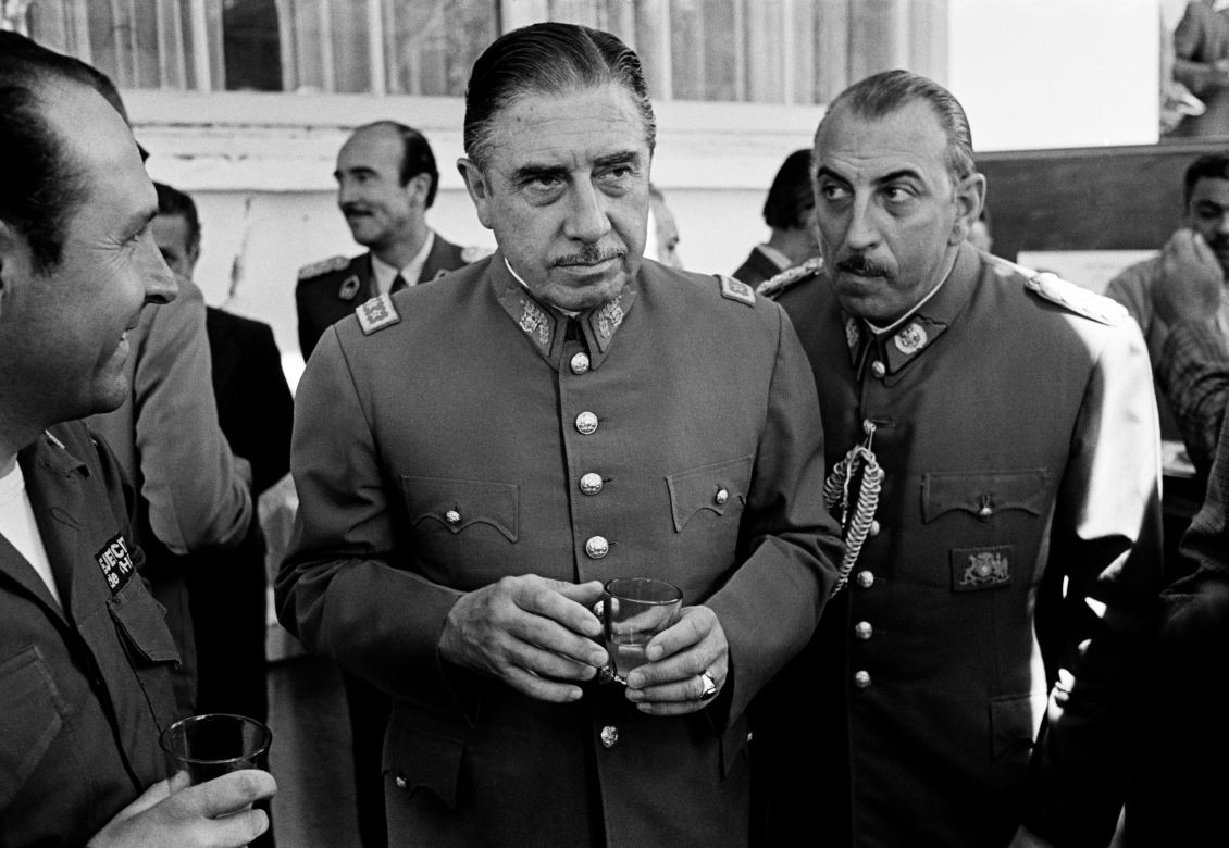 Генерал Аугусто Пиночет с адъютантами, Сантьяго, Чили, 1973 год. Фотограф Томас Хёпкер