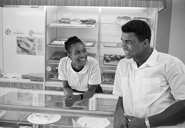 Мохаммед Али флиртует с Белиндой Бойд в булочной, Иллинойс, Чикаго, США, 1966 год. Фотограф Томас Хёпкер