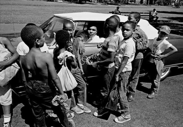 Мухаммед Али в машине, в окружении детей, Чикаго, штат Иллинойс, США. Фотограф Томас Хёпкер