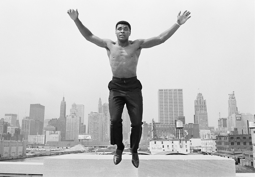 Мухаммед Али, бывший Кассиус Клей, чемпион мира по боксу в тяжелом весе, США, 1966 год. Фотограф Томас Хёпкер