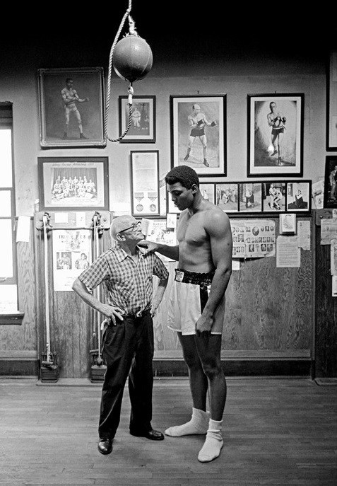 Мухаммед Али, чемпион мира по боксу в тяжелом весе вместе с Джонни Кулон, чемпионом 1910 года, в своем чикагском спортзале, Чикаго, штат Иллинойс, США, 1966 год. Фотограф Томас Хёпкер