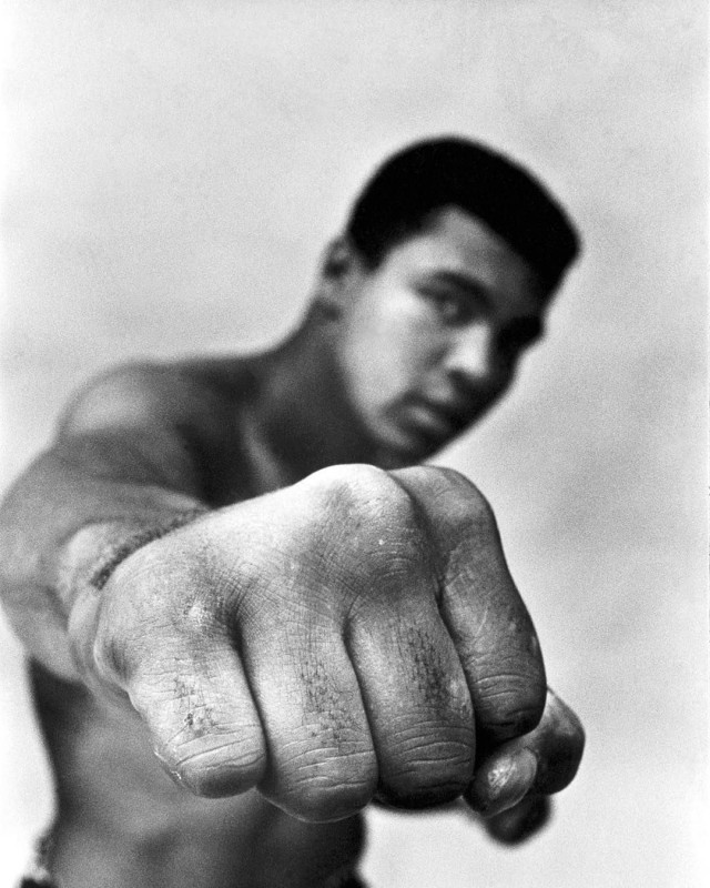 Правый кулак Мухаммеда Али, Лондон, 1966 год. Фотограф Томас Хёпкер