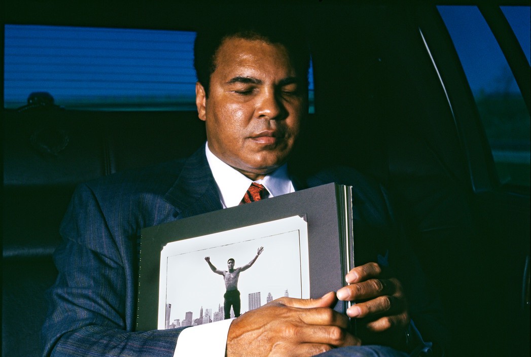 Али, страдающий болезнью Паркинсона, едет в свой дом в Берриен-Спрингс, штат Мичиган, у него в руках фотография Томаса Хёпкера, сделанная в 1966 году. Фотограф Томас Хёпкер