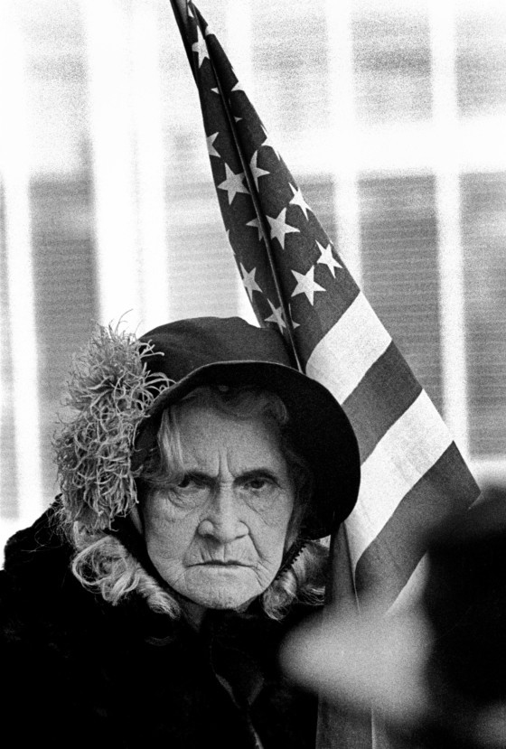 Пожилая дама с американским флагом во время парада 4 июля в центре города. Сан-Франциско, Калифорния. США, 1963 год. Фотограф Томас Хёпкер