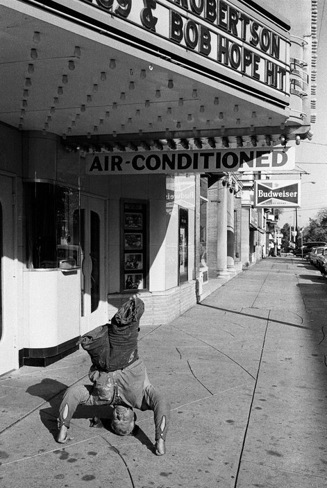Нищий с ампутированными ногами выполняет стойку на голове, 1963 год. Фотограф Томас Хёпкер
