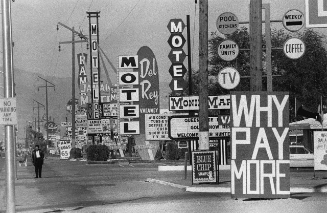 Шоссе с рекламными вывесками, Рино, штат Невада, США, 1963 год. Фотограф Томас Хёпкер