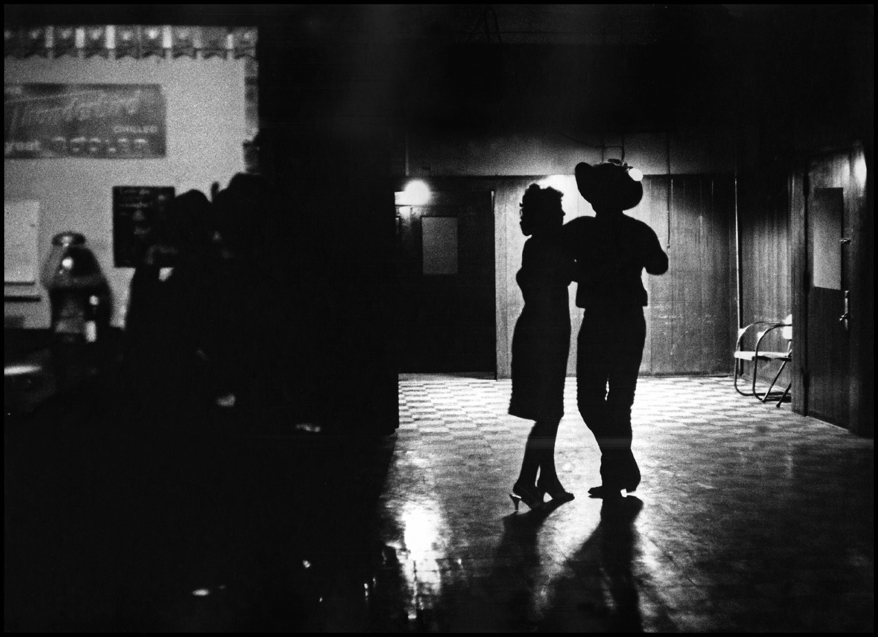 Танцующие в баре, Тусон, Аризона, США, 1963 год. Фотограф Томас Хёпкер