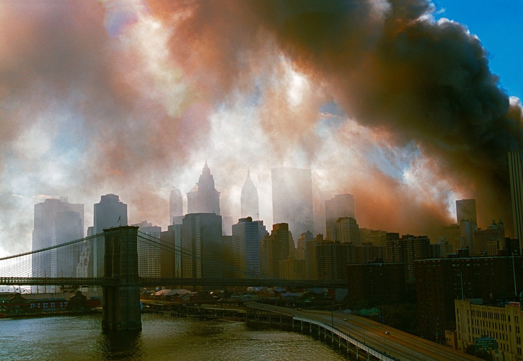 Атаки на Всемирный торговый центр, Нью-Йорк, 11 сентября 2001 года. Фотограф Томас Хёпкер