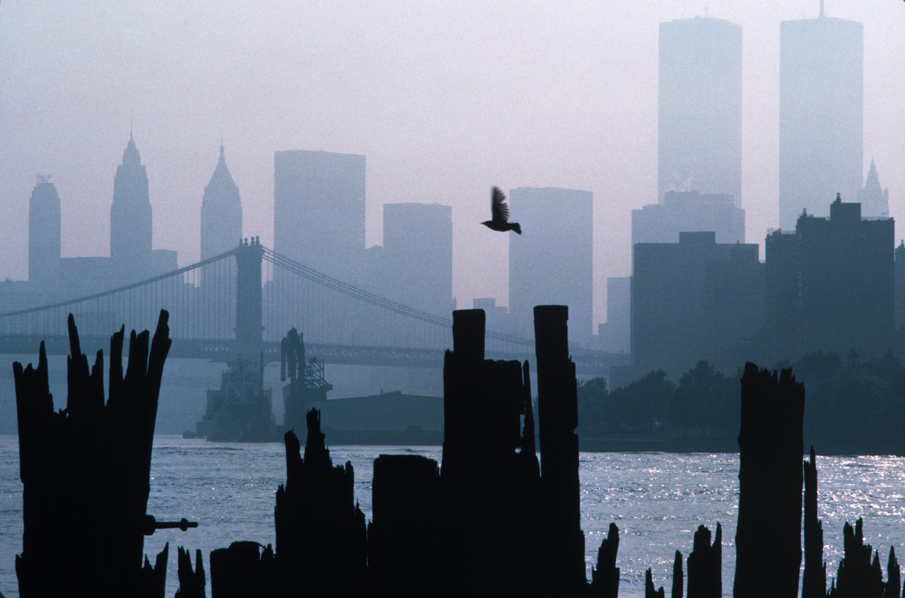 Вид на горизонт центра Манхэттена с башни Всемирного торгового центра, Нью-Йорк, США, 1983 год. Фотограф Томас Хёпкер