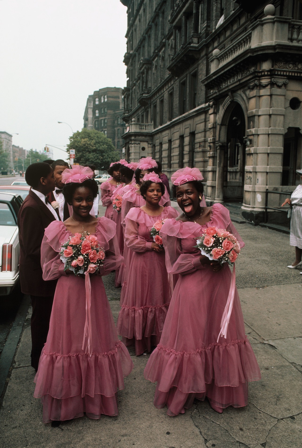 Свадьба, подружки невесты на Пятой авеню в Гарлеме, Нью-Йорк. Фотограф Томас Хёпкер
