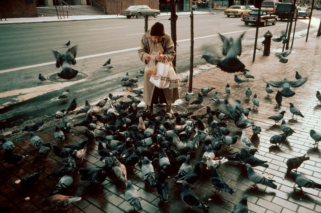 Женщина кормит голубей на Второй авеню, Нью-Йорк. Фотограф Томас Хёпкер
