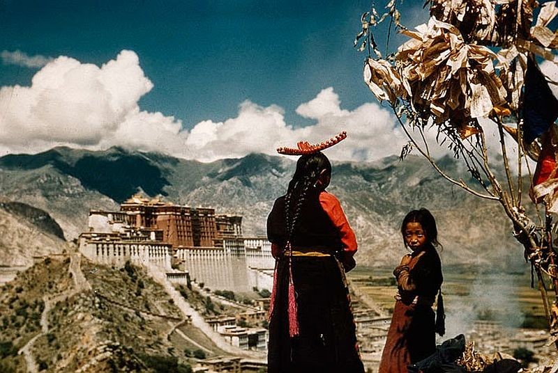 Мать с ребёнком молятся на горе Чагпори. Лхаса, Тибет, 1940-50-е. Фотограф Генрих Харрер
