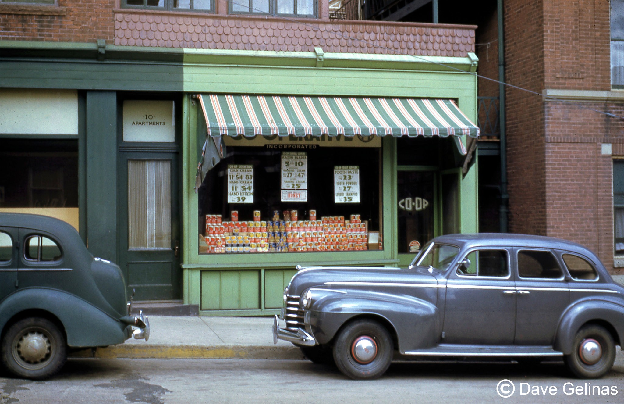 Витрина продуктового магазина и винтажные автомобили, ок. 1941. Фотограф Дэйв Гелинас