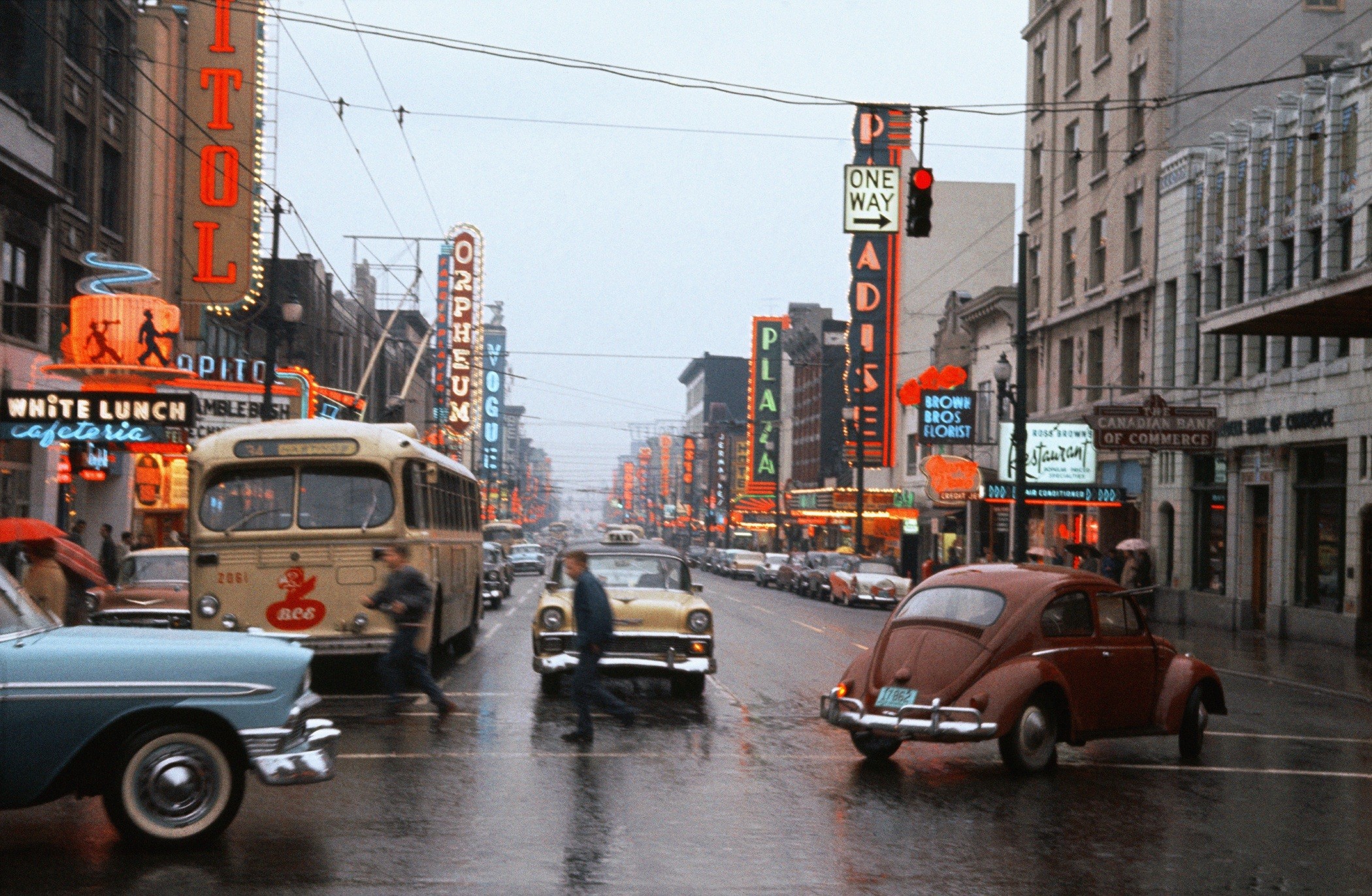 Угол улиц Робсон и Гранвилль в Ванкувере, 1959. Фотограф Фред Херцог