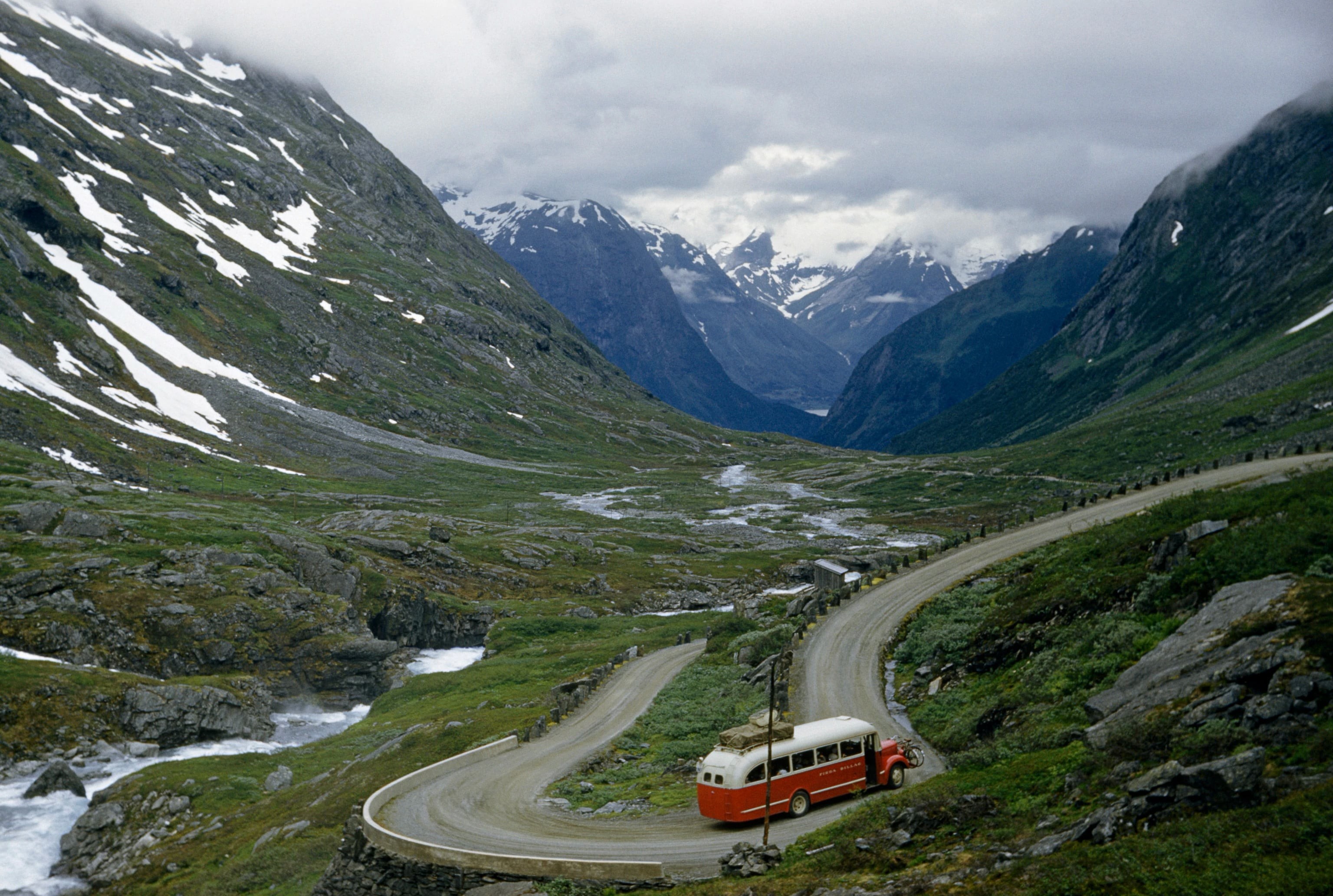 Автобус на горной дороге. Норвегия, 1957. Фотограф Эндрю Х. Браун