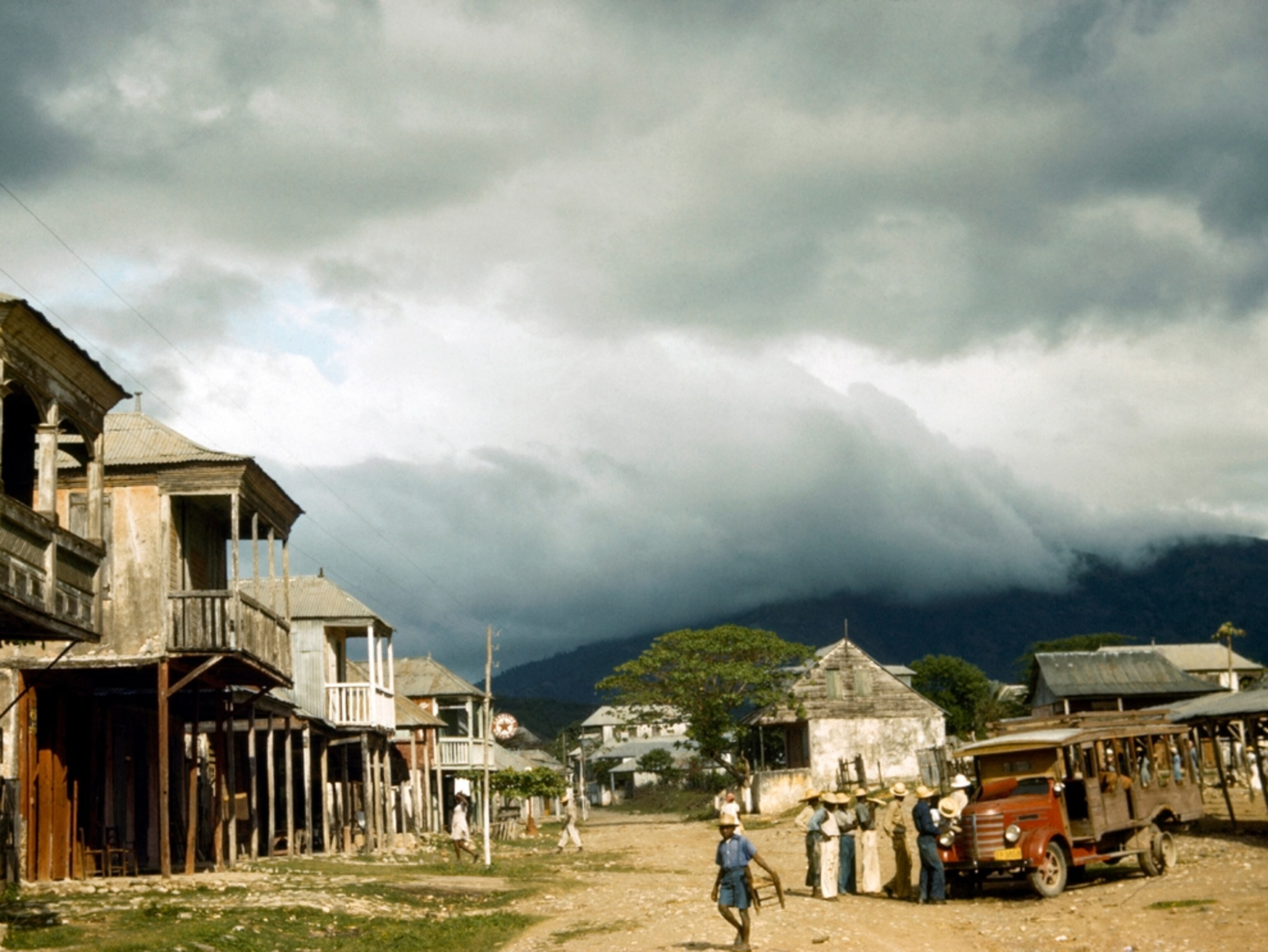 Буря надвигается. Деревенский рынок, Гаити. Фотограф Б. Энтони Стюарт