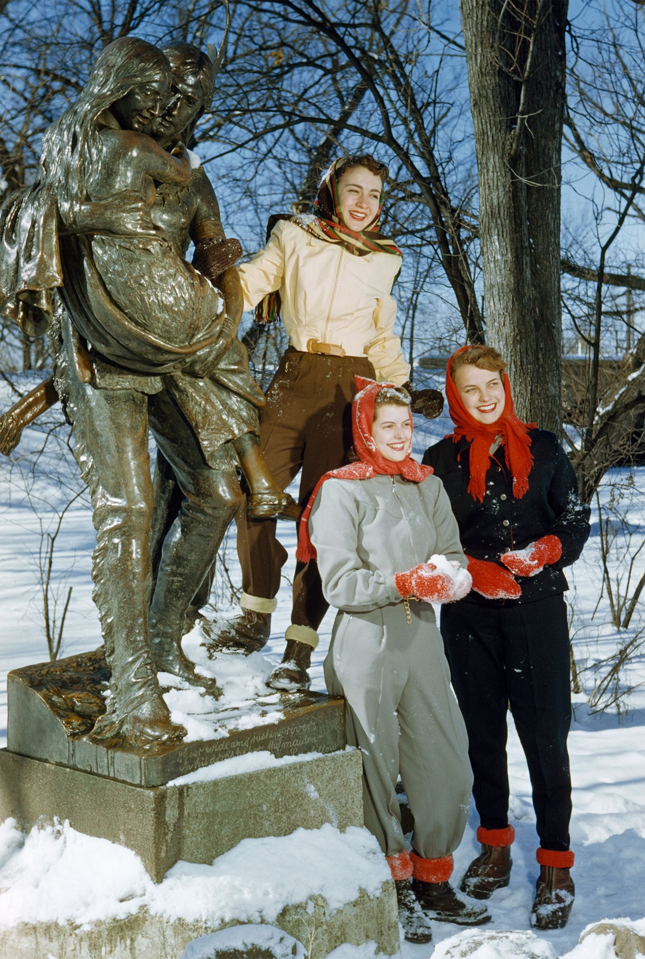 Девушки позируют у статуи Гайаваты и Миннехахи в Миннеаполисе, штат Миннесота, 1949. Фотографы Б. Энтони Стюарт и Джек Э. Флетчер