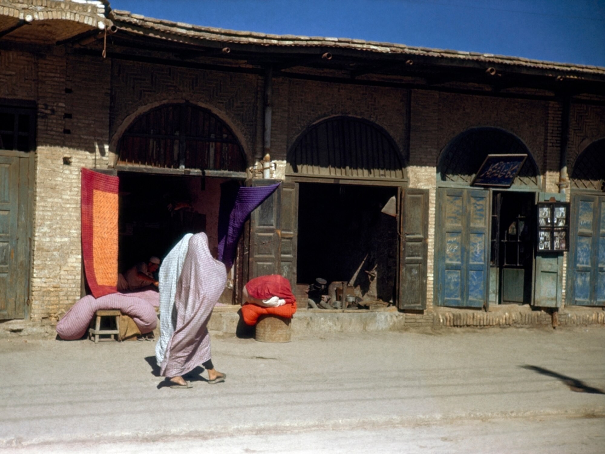 Женщины прогуливаются по базару в Абадане, Иран. Фотограф Мейнард Оуэн Уильямс