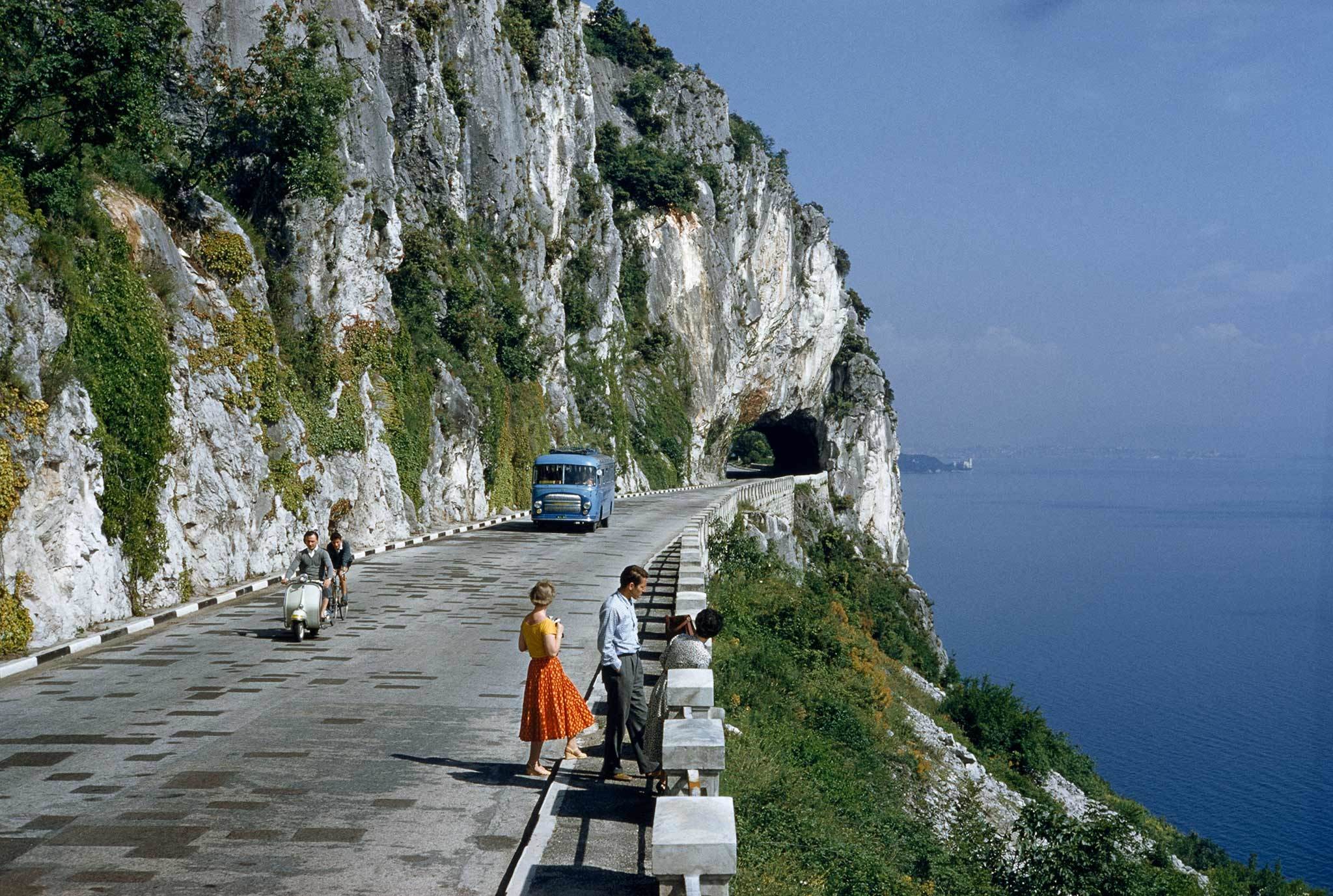 Живописная дорога с видом на залив близ Триеста, Италия, 1956. Фотограф Б. Энтони Стюарт