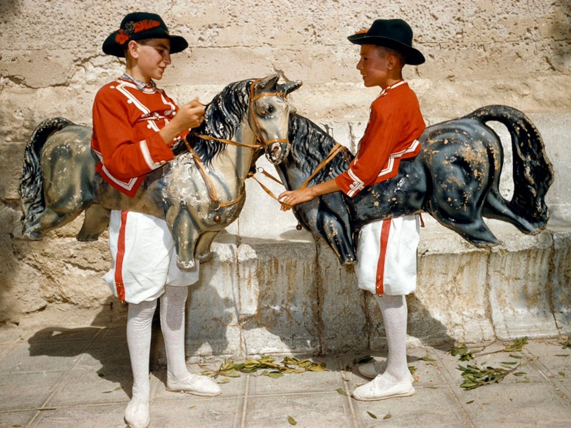Перед танцем, Майорка, Испания, 1957. Фотографы Франк и Джин Шор