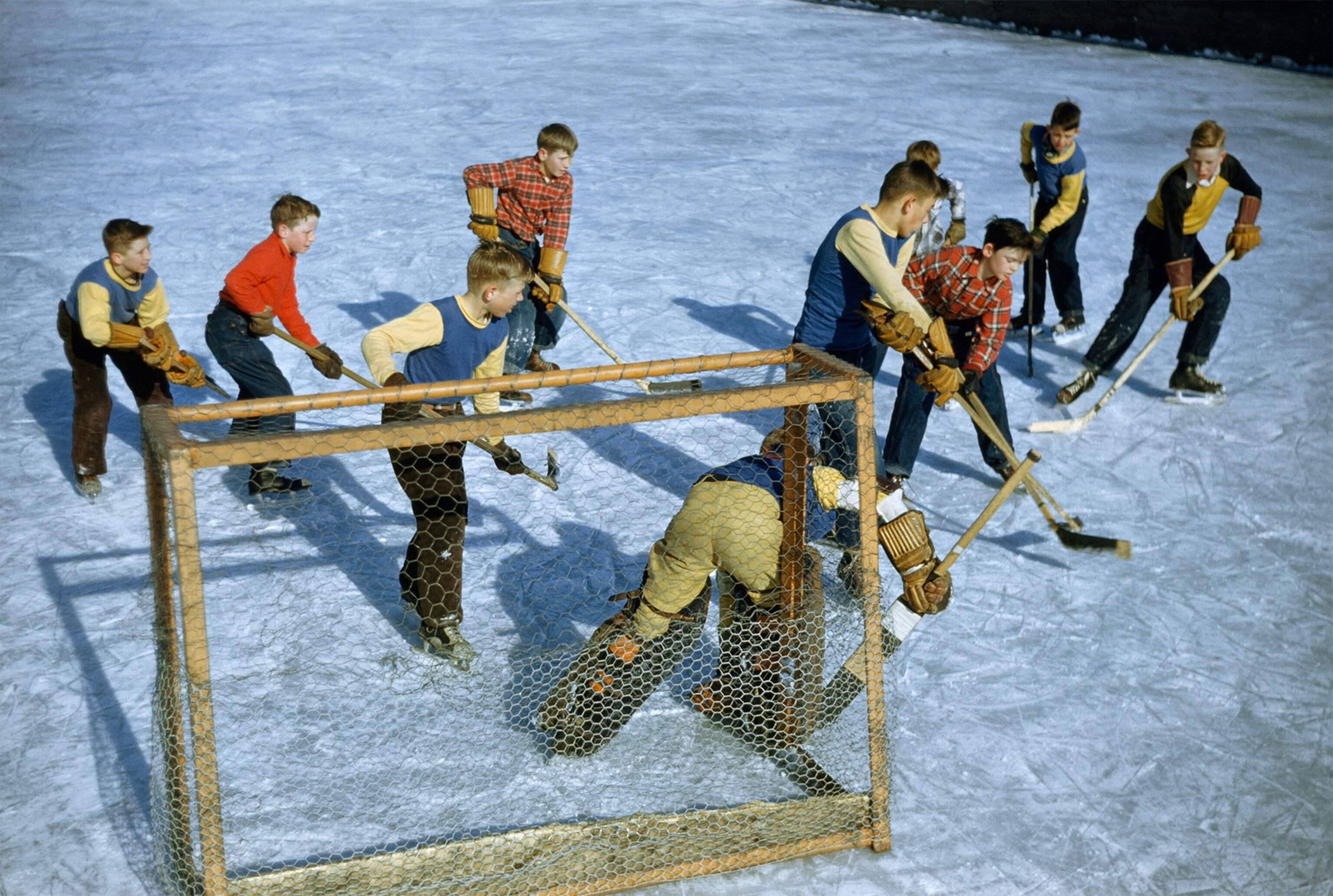Подростки играют в хоккей, штат Миннесота, 1949. Фотографы Б. Энтони Стюарт и Джек Э. Флетчер