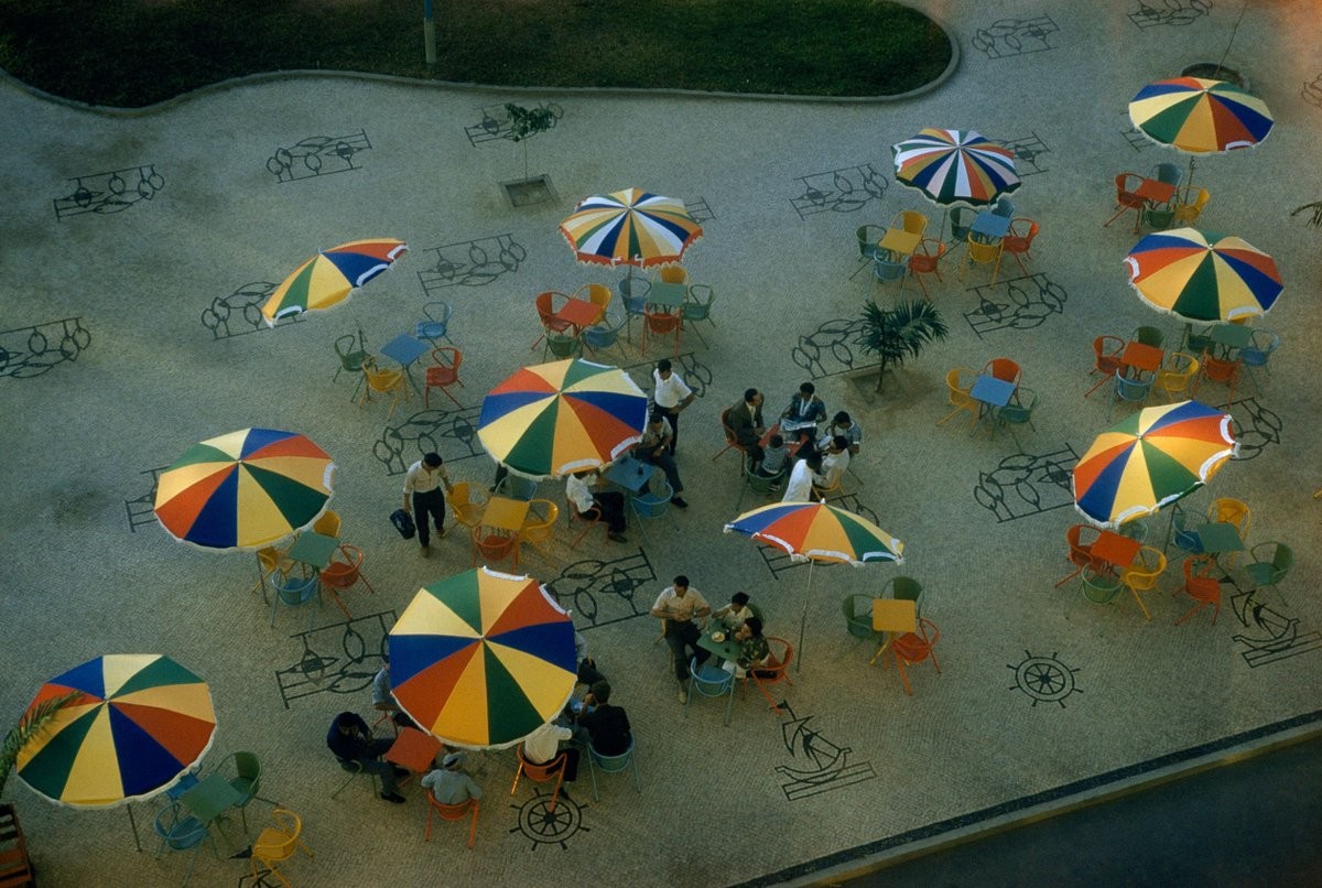 Радужные зонтики кафе украшают городской тротуар в Бенгеле, Ангола. Фотограф Фолькмар К. Вентцель