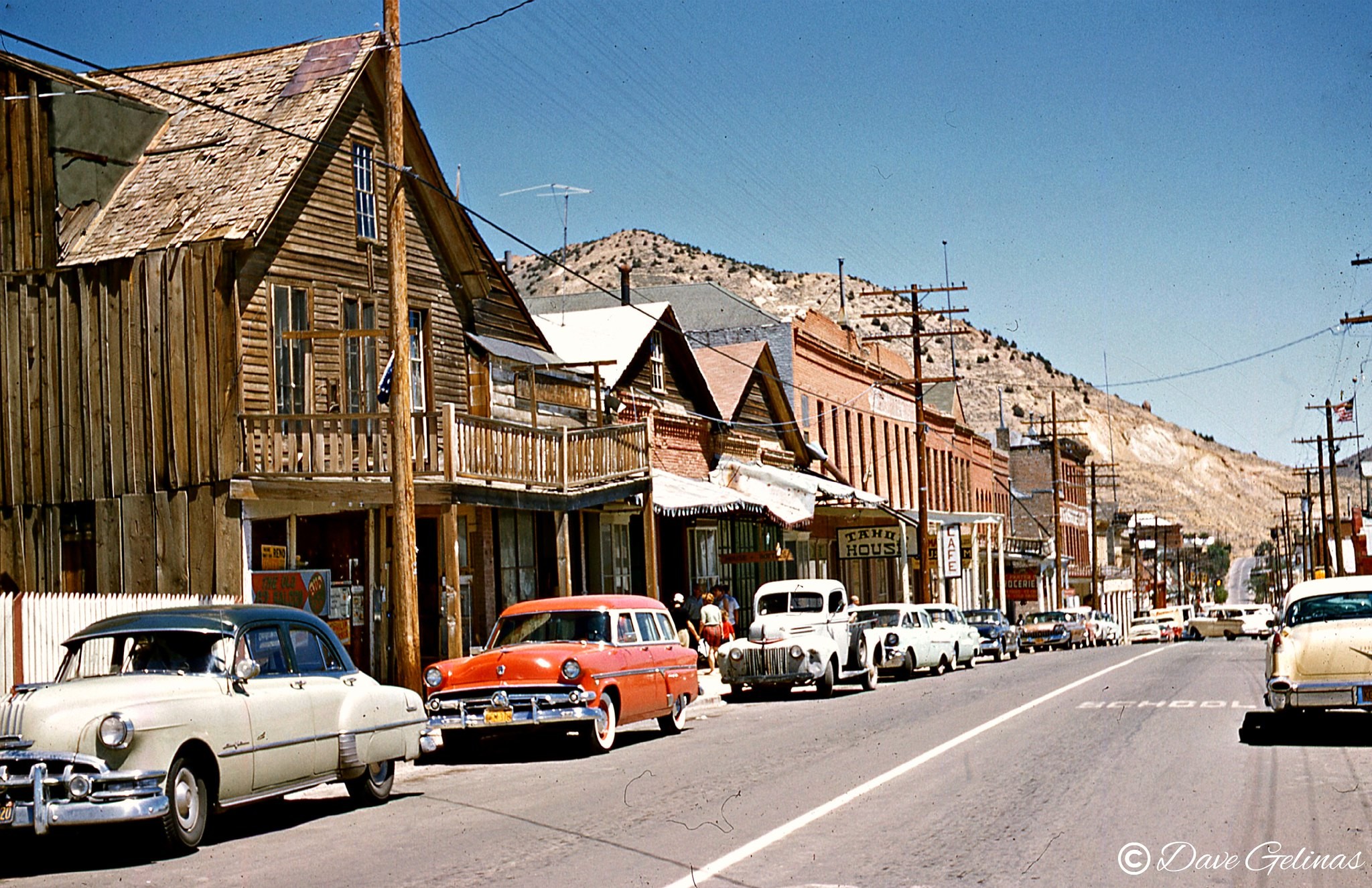 Уличная сцена, Вирджиния-Сити, штат Невада, ок. 1960. Фотограф Дэйв Гелинас