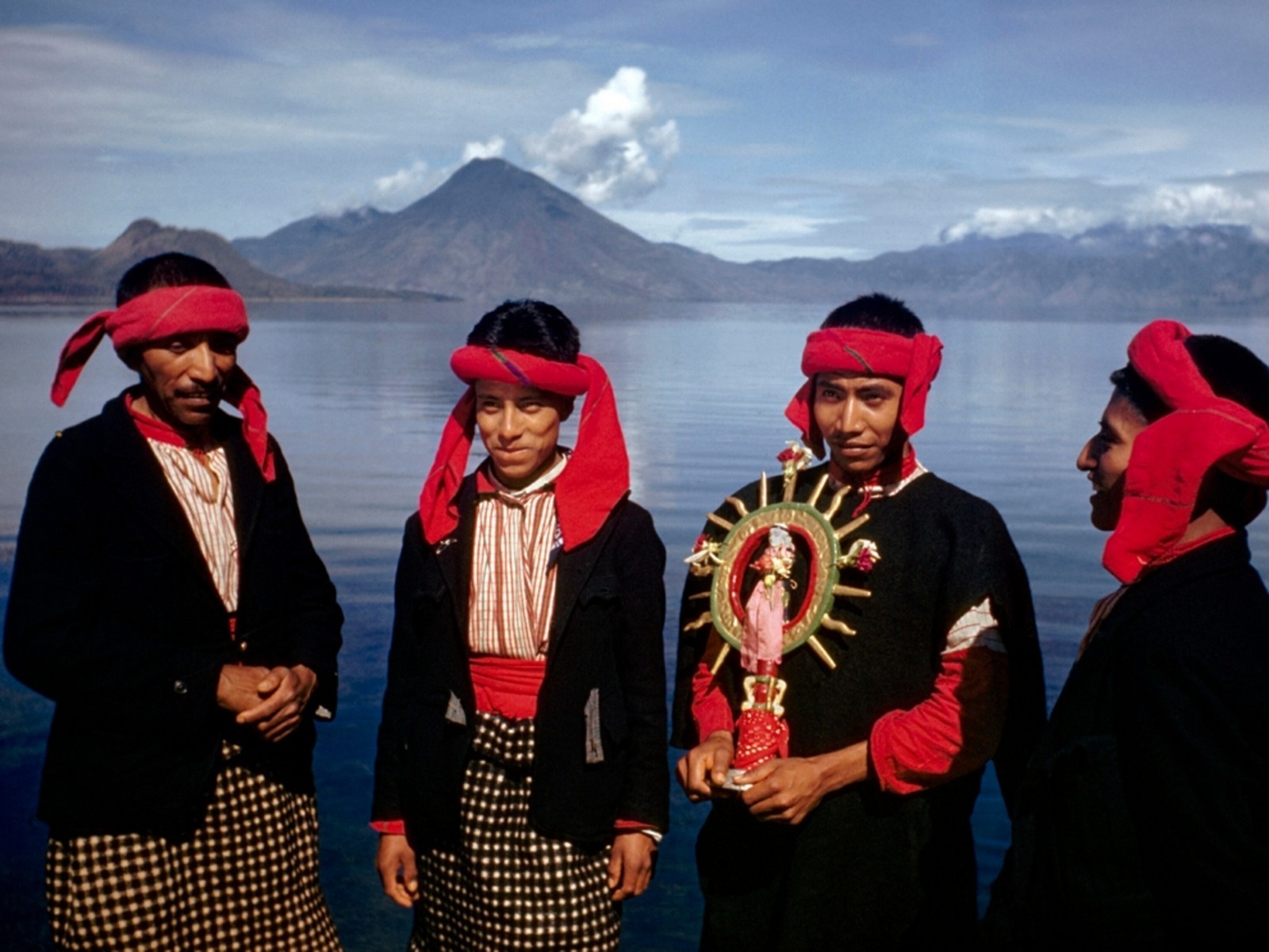 Члены братства Сан-Антонио Палопо на озере Атитлан в Гватемале. Фотограф Луис Марден
