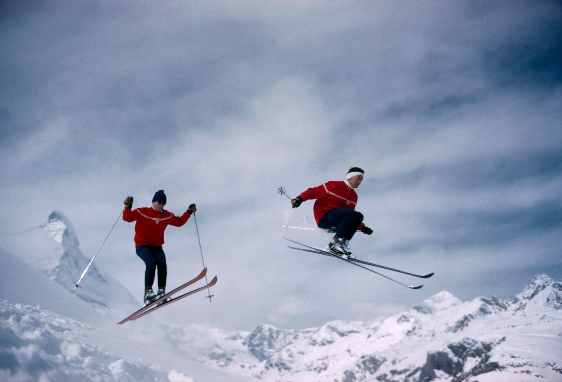 Швейцарские лыжники на фоне горы Маттерхорн. Фотограф Кэтлин Ревис