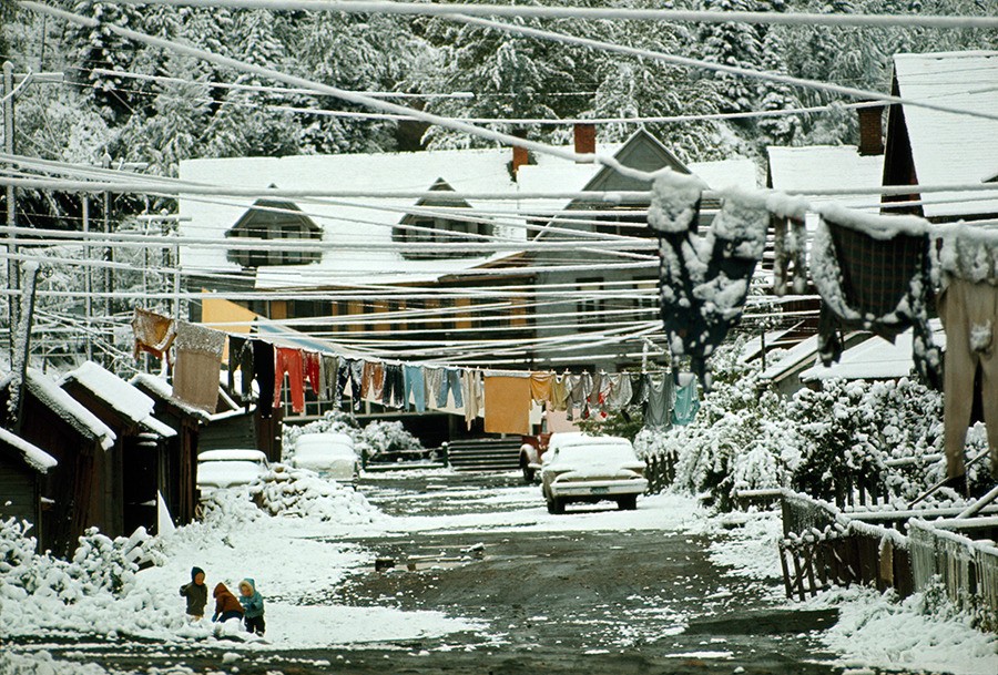 Снег на улицах угледобывающего городка в Британской Колумбии, 1966. Фотограф Джеймс Л. Стэнфилд
