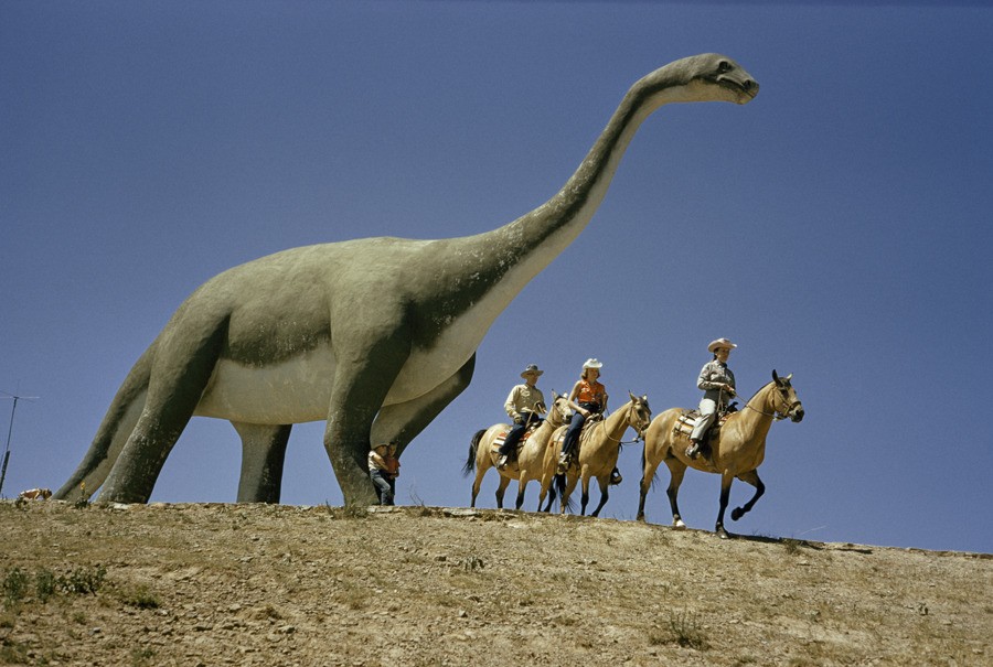Туристы на лошадях и статуя динозавра в Южной Дакоте, 1956. Фотограф Бейтс Литтлхейлс