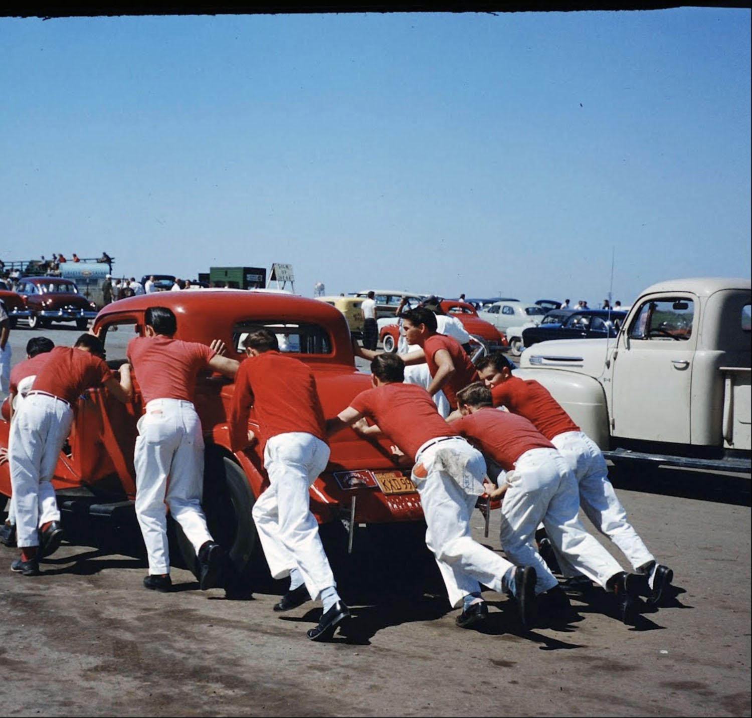 Автомобиль и экипаж, Калифорния, конец 1950-х. Фотограф Ральф Крейн