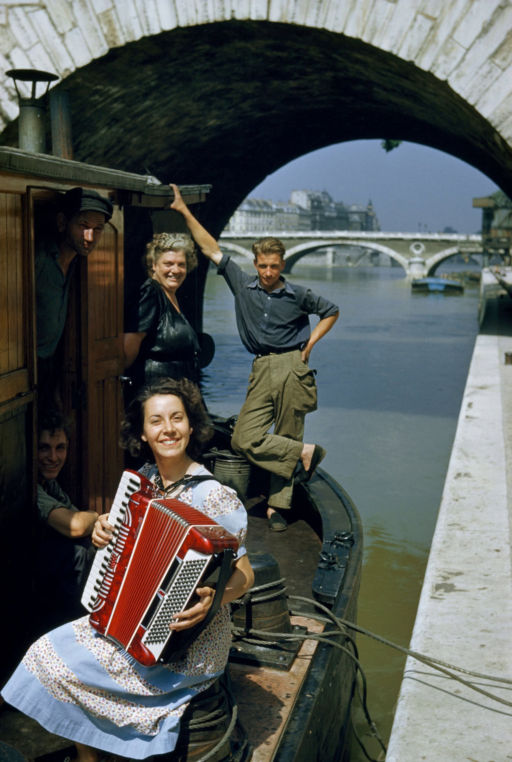 Аккордеонные мелодии задают настроение во время круиза по Сене. Париж, Франция, 1952. Фотограф Кэтлин Ревис