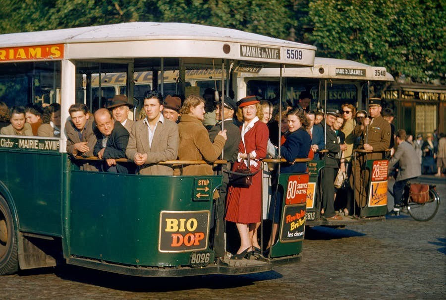 Переполненный транспорт, Париж, 1950-е. Фотограф Джастин Локк