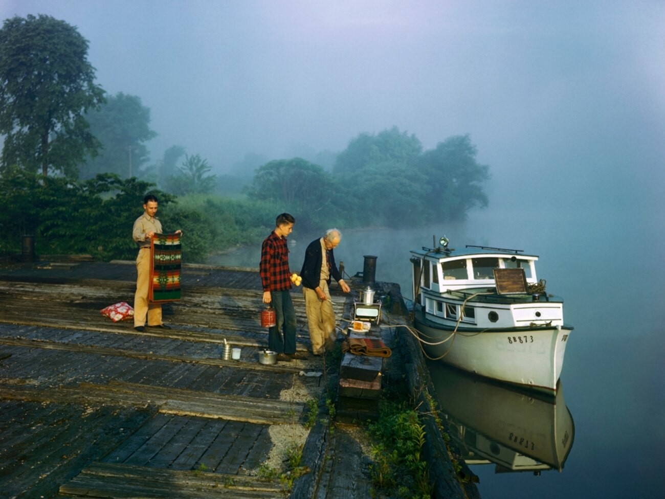 Экипаж лодки готовит завтрак на реке Мохок, штат Нью-Йорк. Фотограф Б. Энтони Стюарт